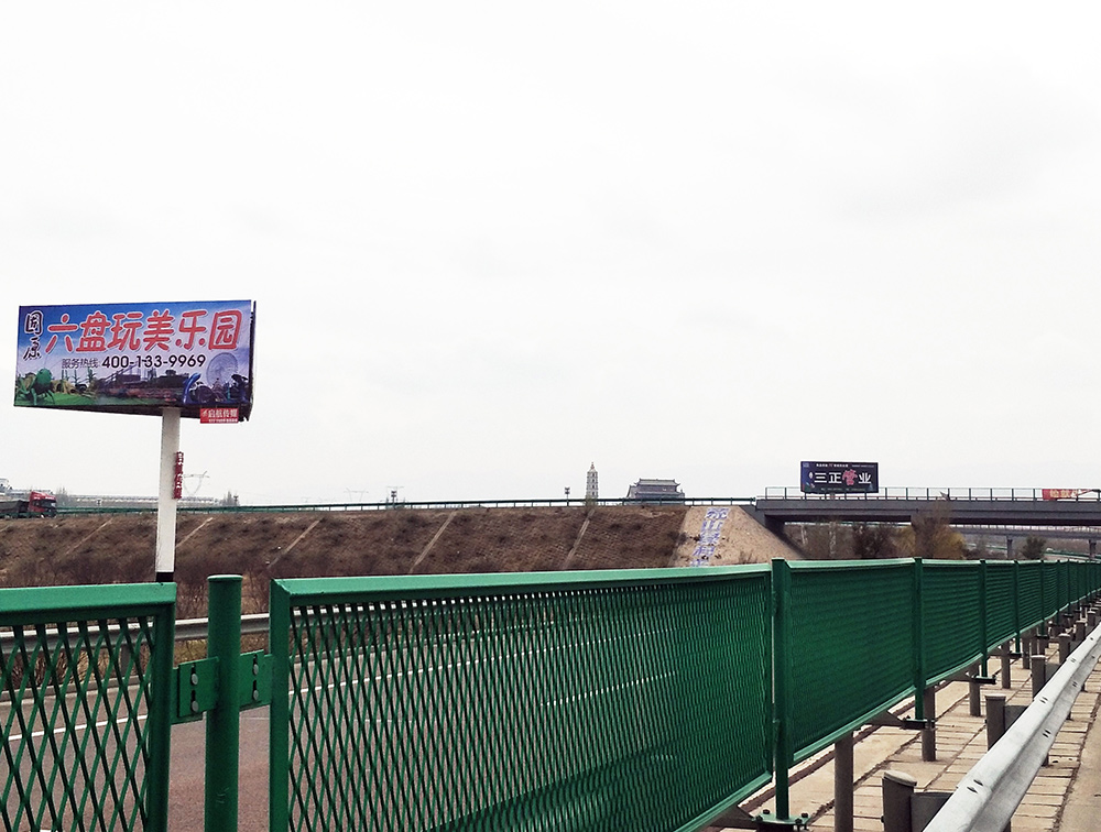 2018年(nián)8月甯夏六盤玩美樂園京藏高速中衛立交匝道内高炮廣告發布
